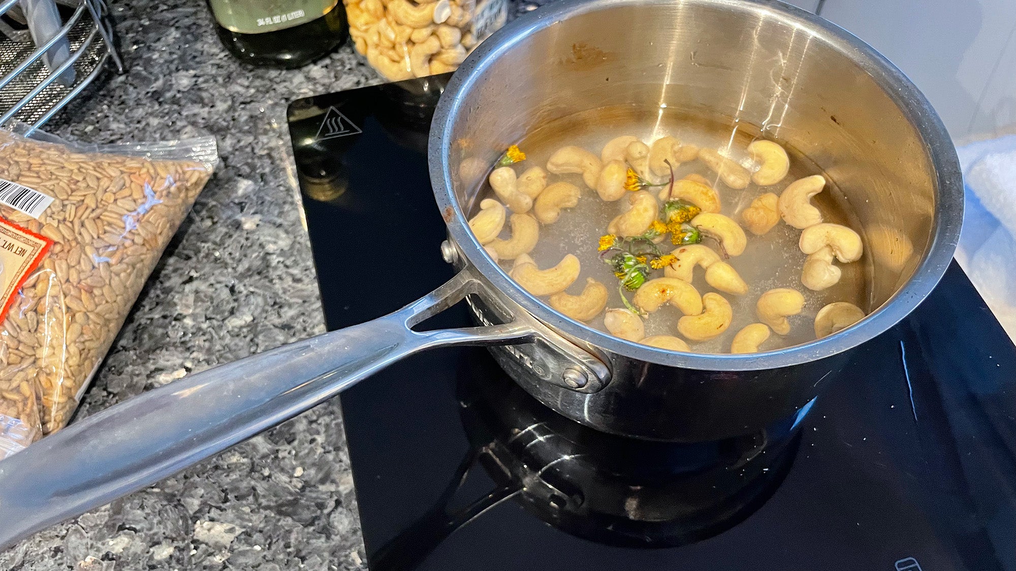 Hrnec s vodou a kešu na výrobu bezmléčné smetany na veganské máslo.