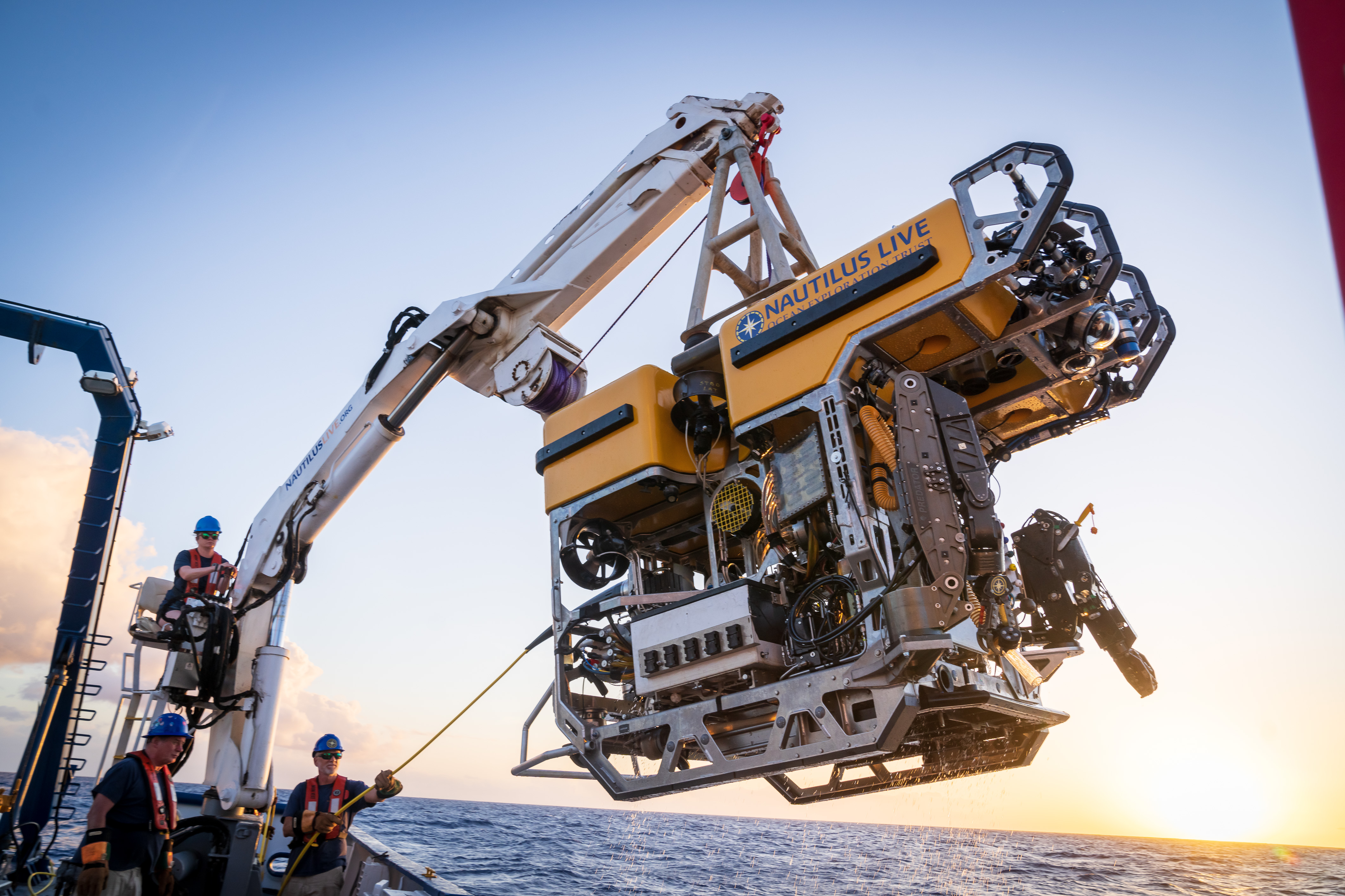 Hercules Rov se připravuje na nasazení z Nautilus Research Plavidlo