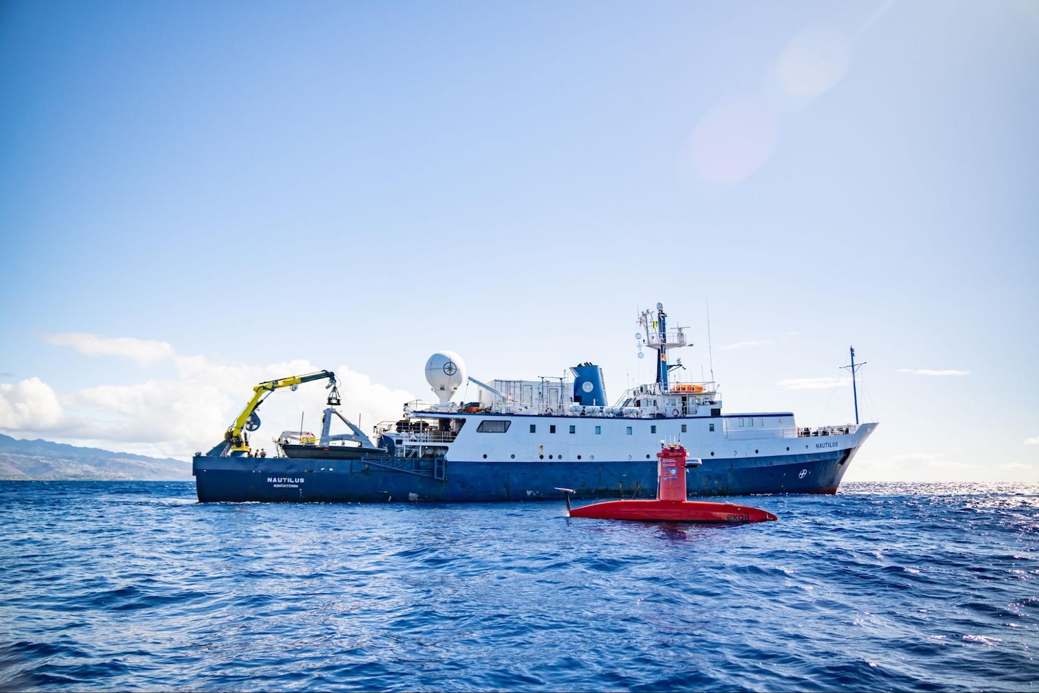 Nautilus Research Plavidlo na moři s ponorkou Drix