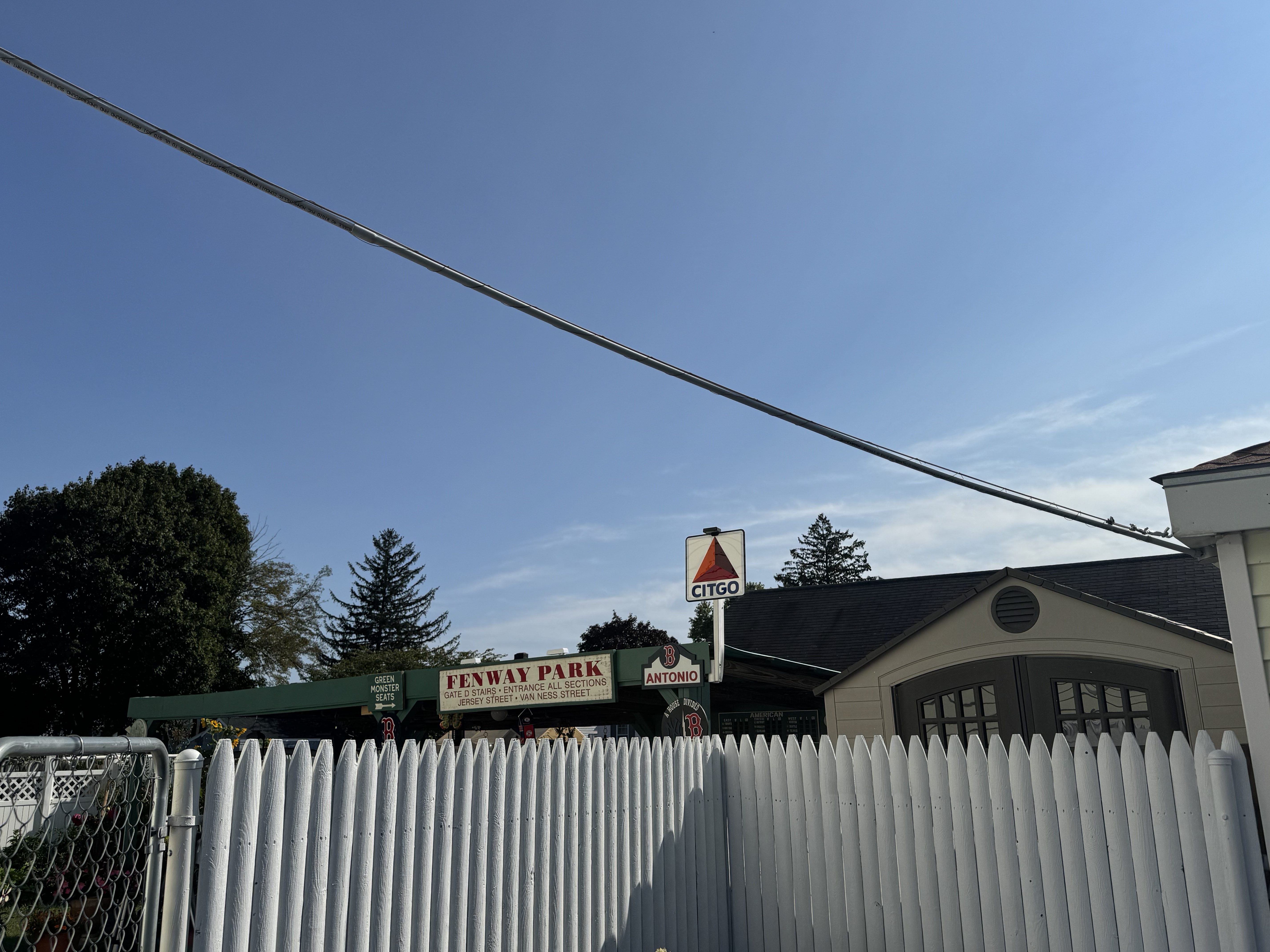Replika Fenway Parku postavená na dvorku se značkou pro Citgo s červeným trojúhelníkem