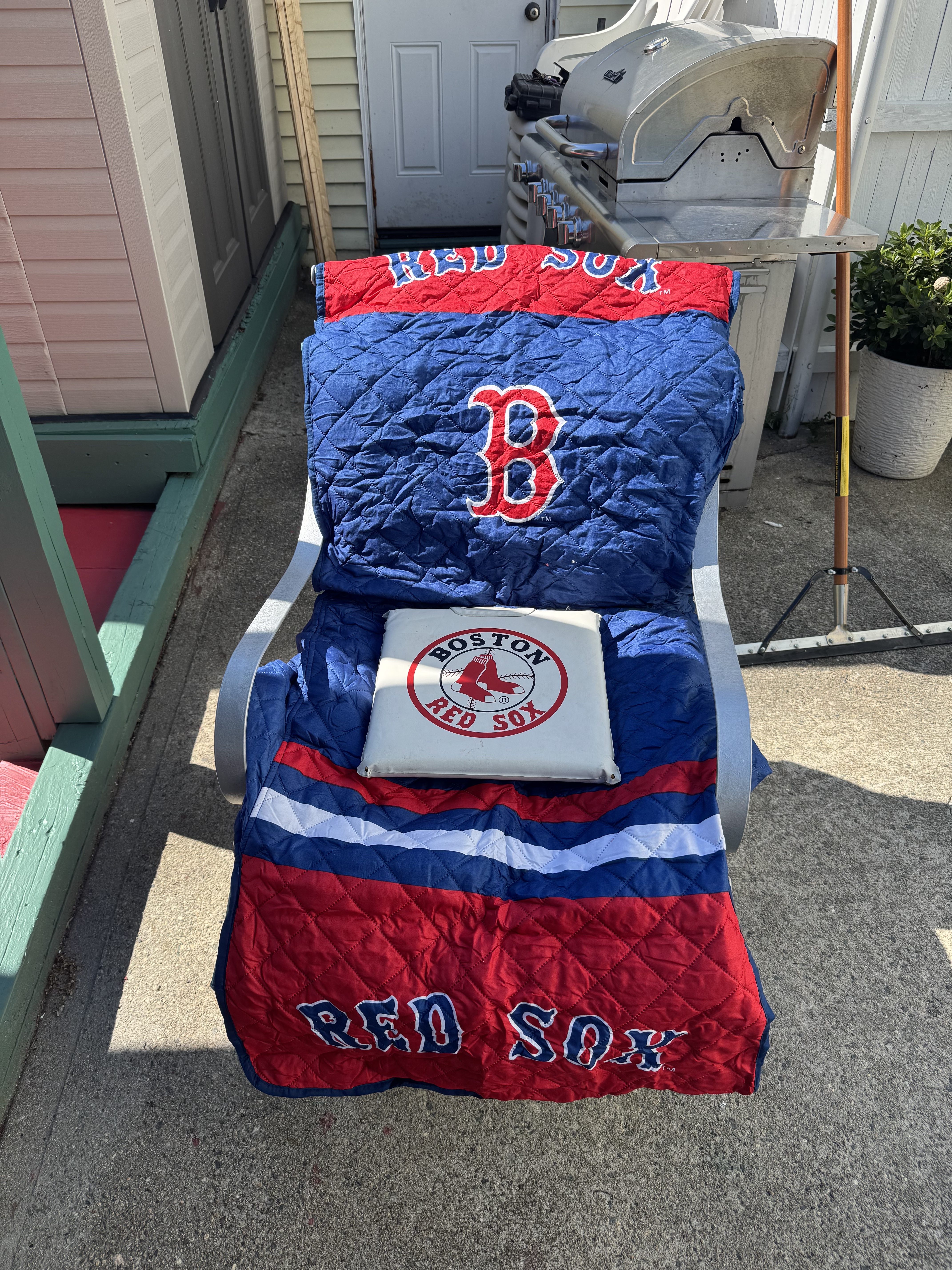 Židle s bostonským červeným Soxem zaškrtaným a polštářem sedadla