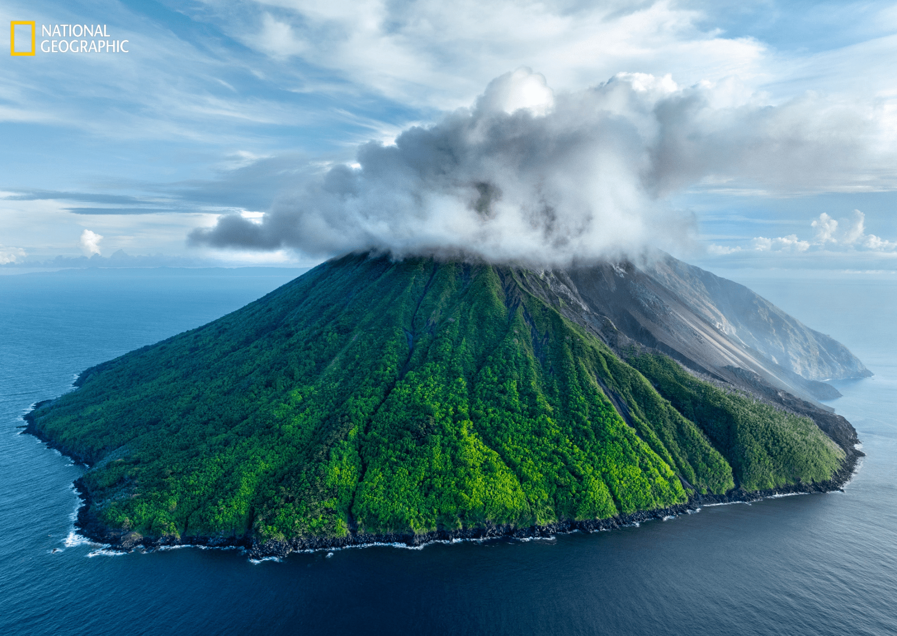 z modrého oceánu vzniká velký zelený ostrov