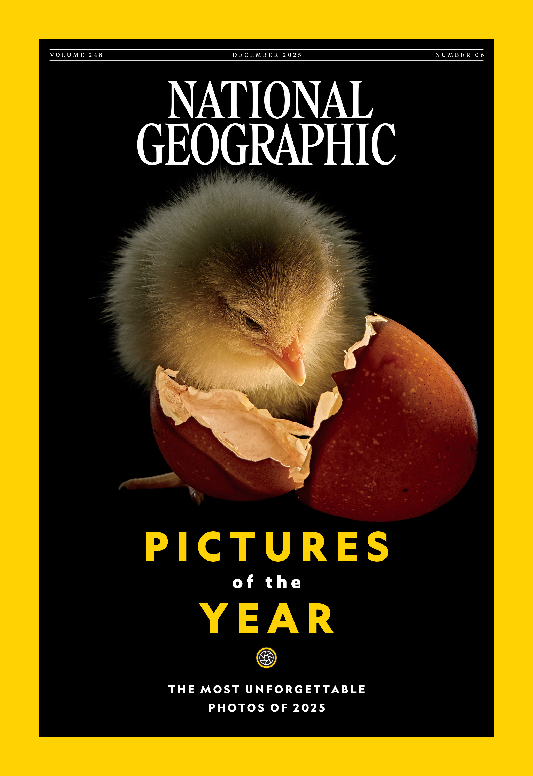 obálka vydání National Geographic z prosince 2025, které zní "obrázky roku nejnezapomenutelnější fotografie roku 2025." představuje mládě začínající na rozbité vaječné skořápce