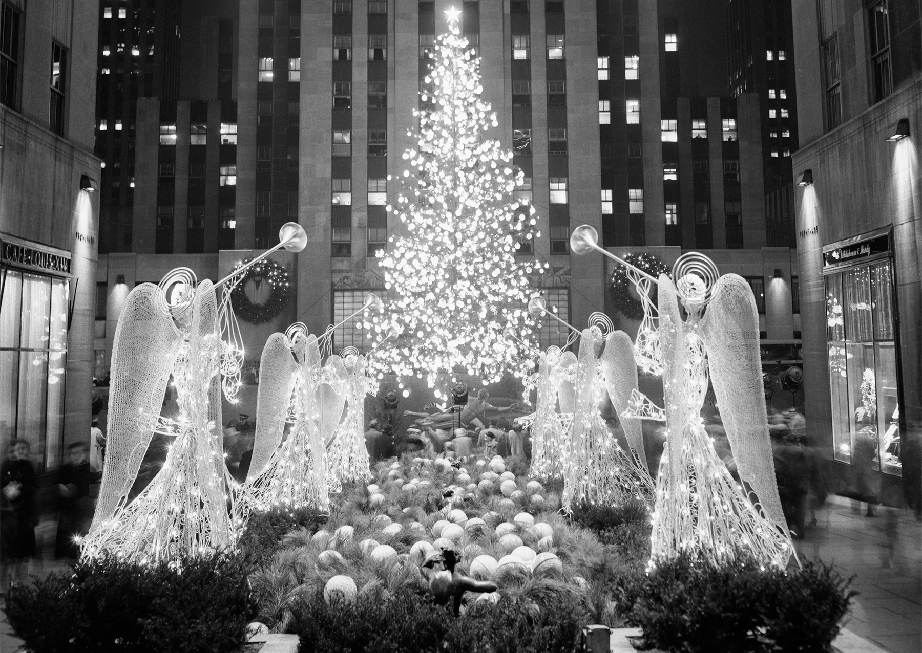 Vánoční strom Rockefeller Center z roku 1955. Strom zdobilo asi 2 500 žárovek a 1 400 koulí: červené, bílé, modré a žluté.