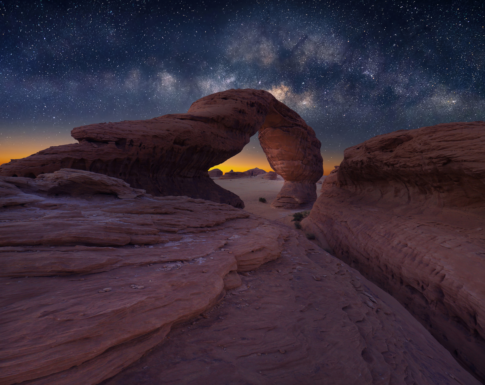 hory pod hvězdnou oblohou