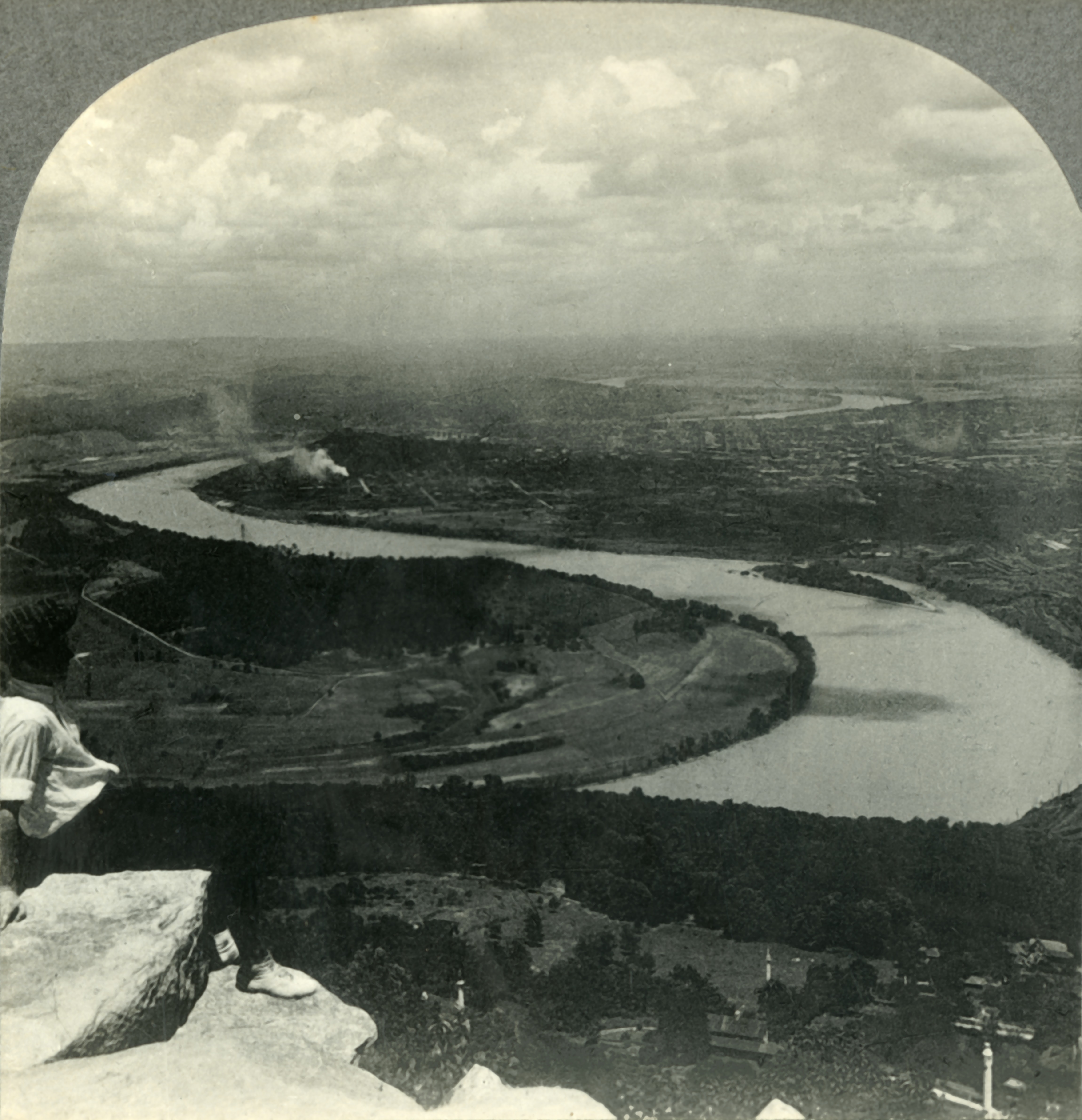 Údolí řeky Chattanooga a Tennessee z Lookout Mountain, Tennessee, asi 30. léta 20. století. Scénicountain Chattanooga uvěznil průmyslové znečišťující látky z hlavních průmyslových odvětví města, automobilového průmyslu a pokročilé výroby. "Cesta kolem světa". [Keystone View Company, Meadville, Pa., New York, Chicago, London]. Umělec neznámý. (Foto od The Print Collector/Heritage Images přes Getty Images)