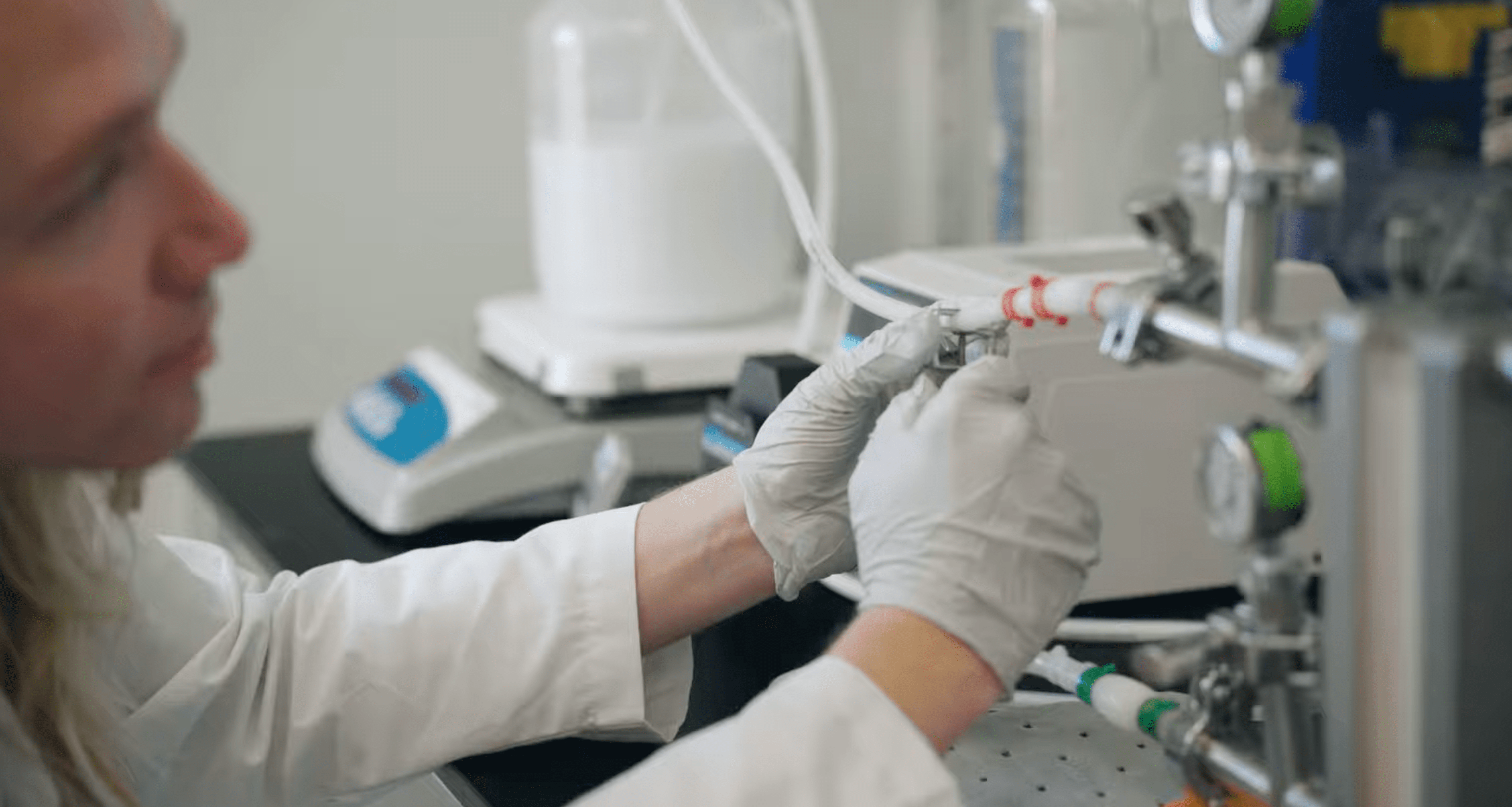 vědec pracující v laboratoři