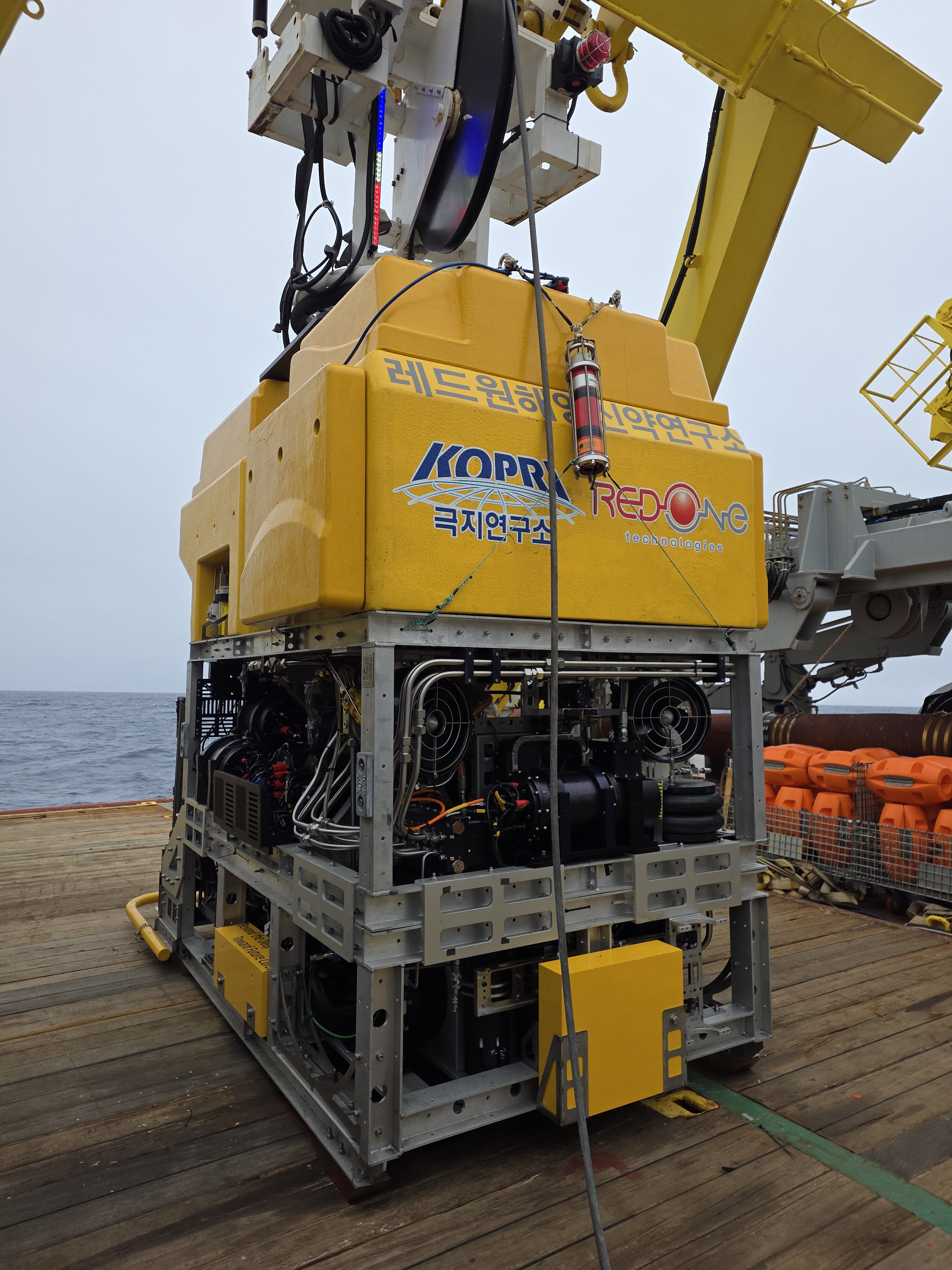 velké vozidlo na palubě lodi