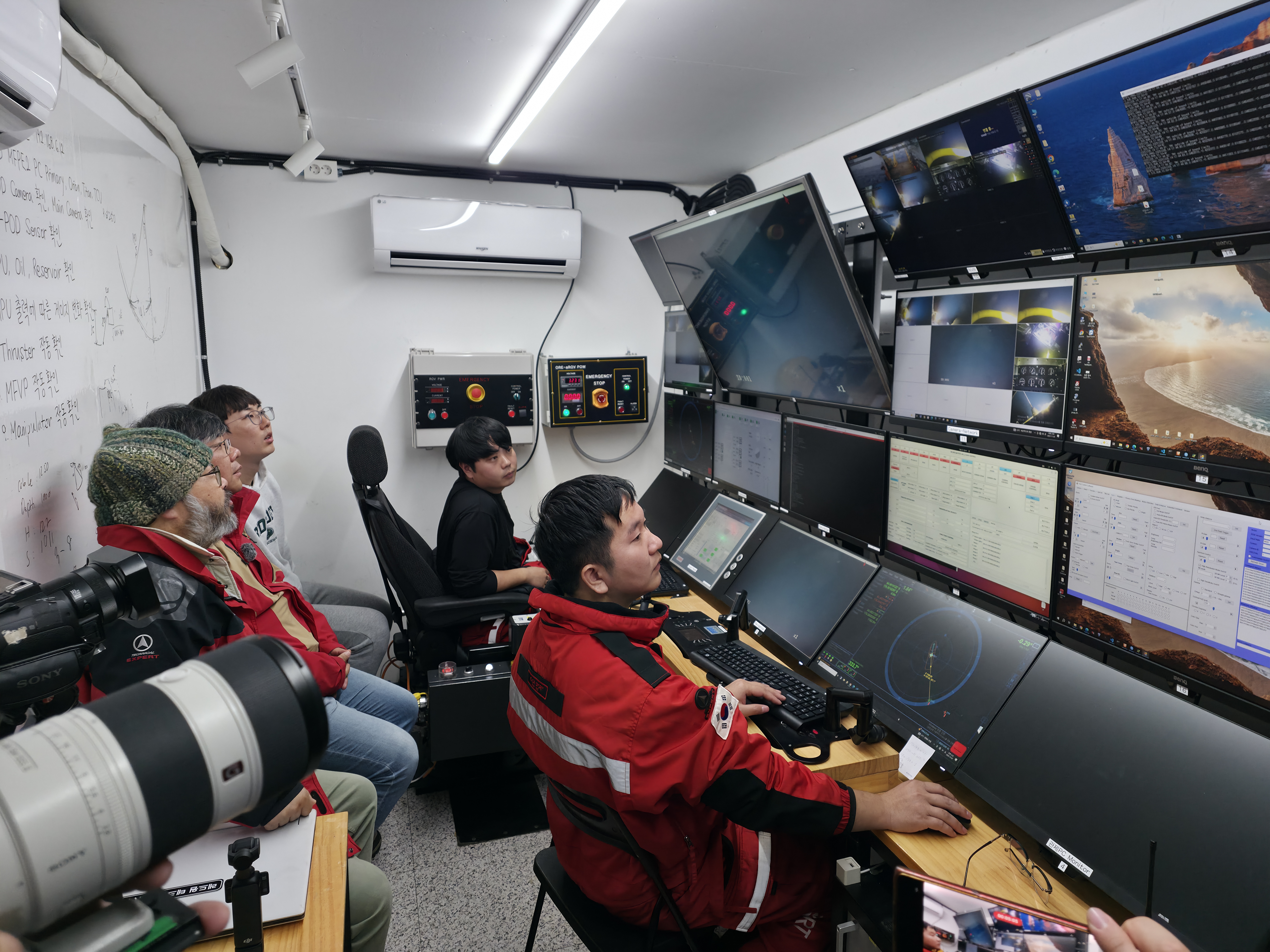 lidé se dívají na obrazovky