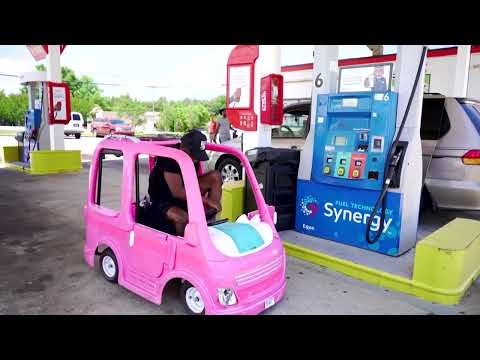 Miniatura růžového vozíku Barbie je řešením vysokých cen plynu pro jednoho muže