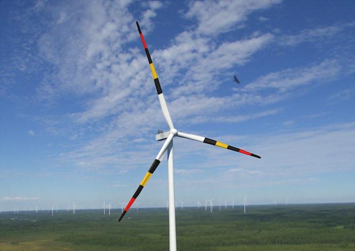 Fotografie větrné turbíny v jižním Finsku z dronu, digitálně upravená s biologicky inspirovaným varovným vzorem za přirozených světelných podmínek. Kredit: Eric Lehtonen