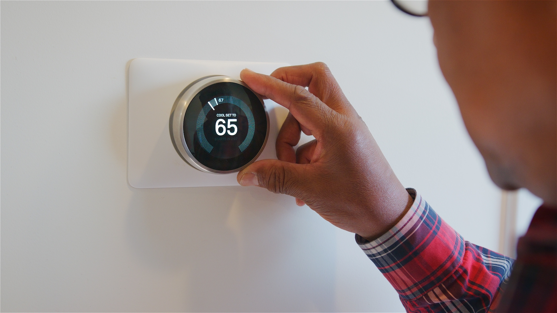 Zblízka staršího muže nastavení digitálního inteligentního termostatu vytápění doma
